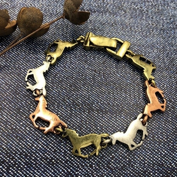 🌼 Tri-Tone Running Horses Clasp Bracelet - Picture 1 of 2